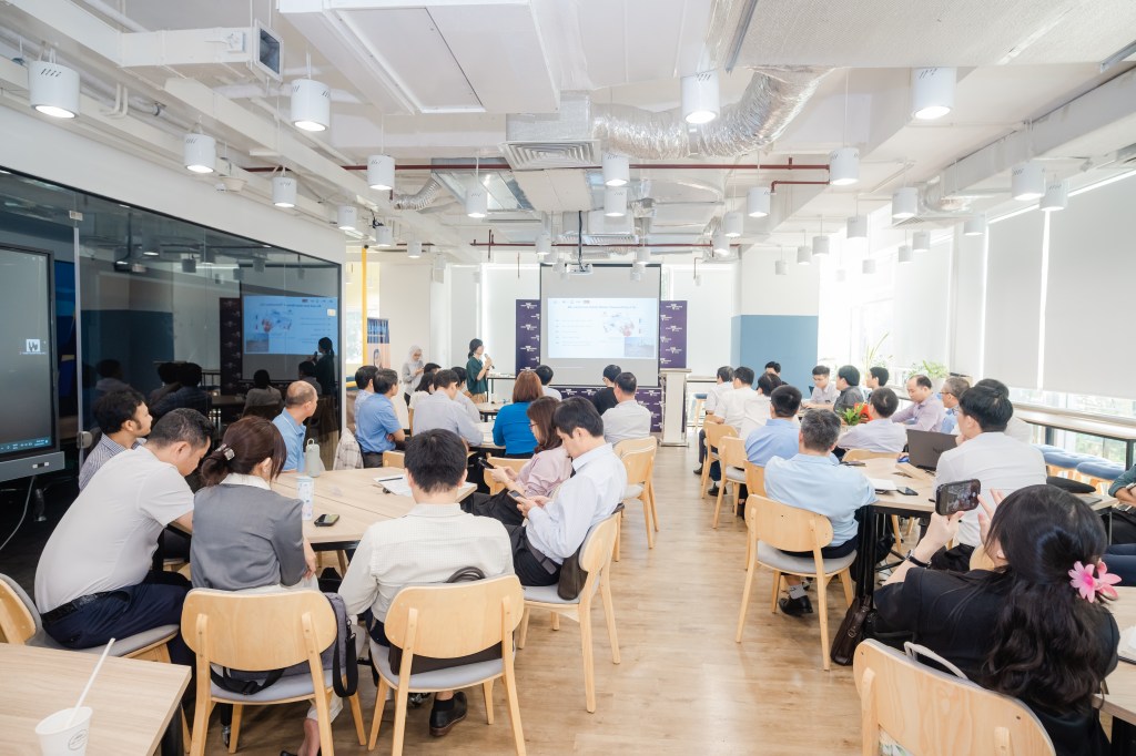 Hội trường buổi sáng tại hội thảo, chị Hạnh Huỳnh (Quản lý dự án WSVN) đang trình bày. Nguồn ảnh: WSVN. At the morning session of the workshop, Ms. Hanh Huynh, Project Manager of WSVN, shared important insights about the river basin. Photo: WSVN.