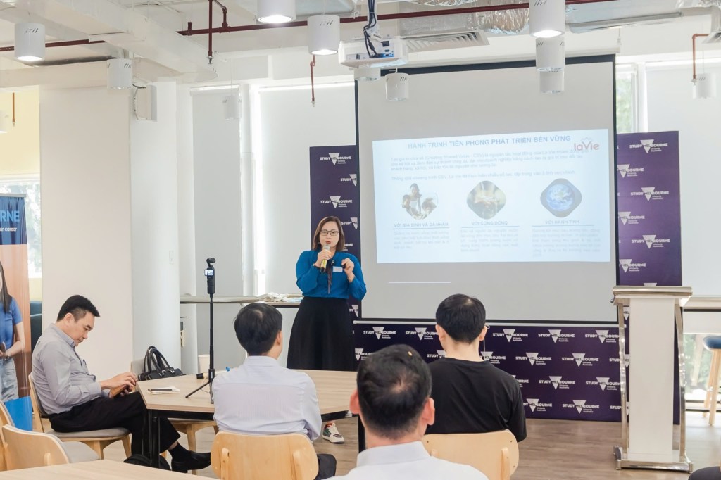 Chị Nguyễn Thị Kim Hoàng - Quản lý Quan hệ Đối ngoại tại Lavie - Nestlé Water trình bày về Quản lý nước bền vững từ góc độ doanh nghiệp. Nguồn ảnh: WSVN