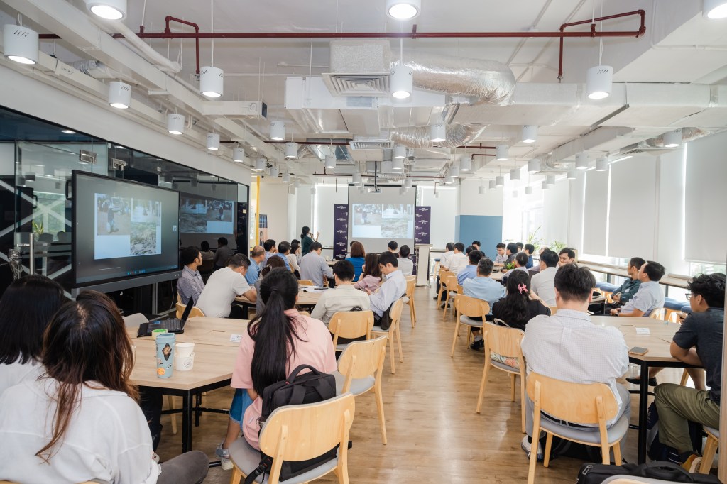 Các tham dự viên thảo luận tại Hội Thảo Đồng Nai nhằm thúc đẩy các sáng kiến phát triển bền vững. (Participants engaging in discussions at Hoi Thao Dong Nai to promote sustainable development initiatives)